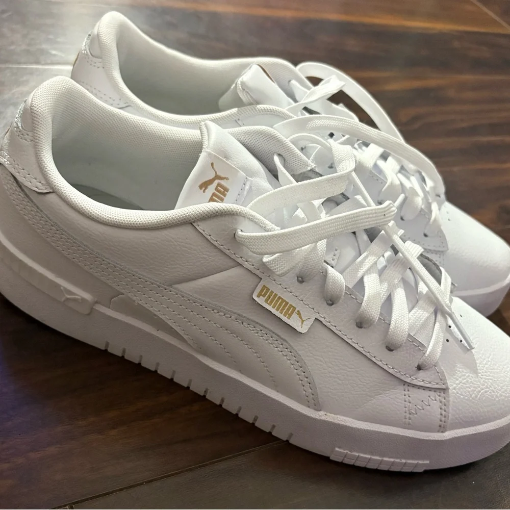 PUMA White Leather Sneakers Shoes Women’s Size 11 Gold Logo Casual Low Top - Picture 4 of 9